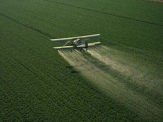 Avioneta fumigando con pesticidas